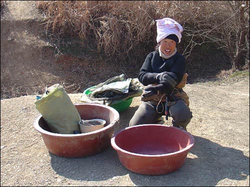 우포늪에서 26년째 우렁이 잡는 임봉순씨. 